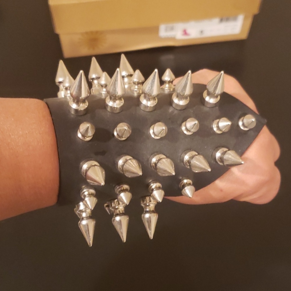 Leather spiked bracelet